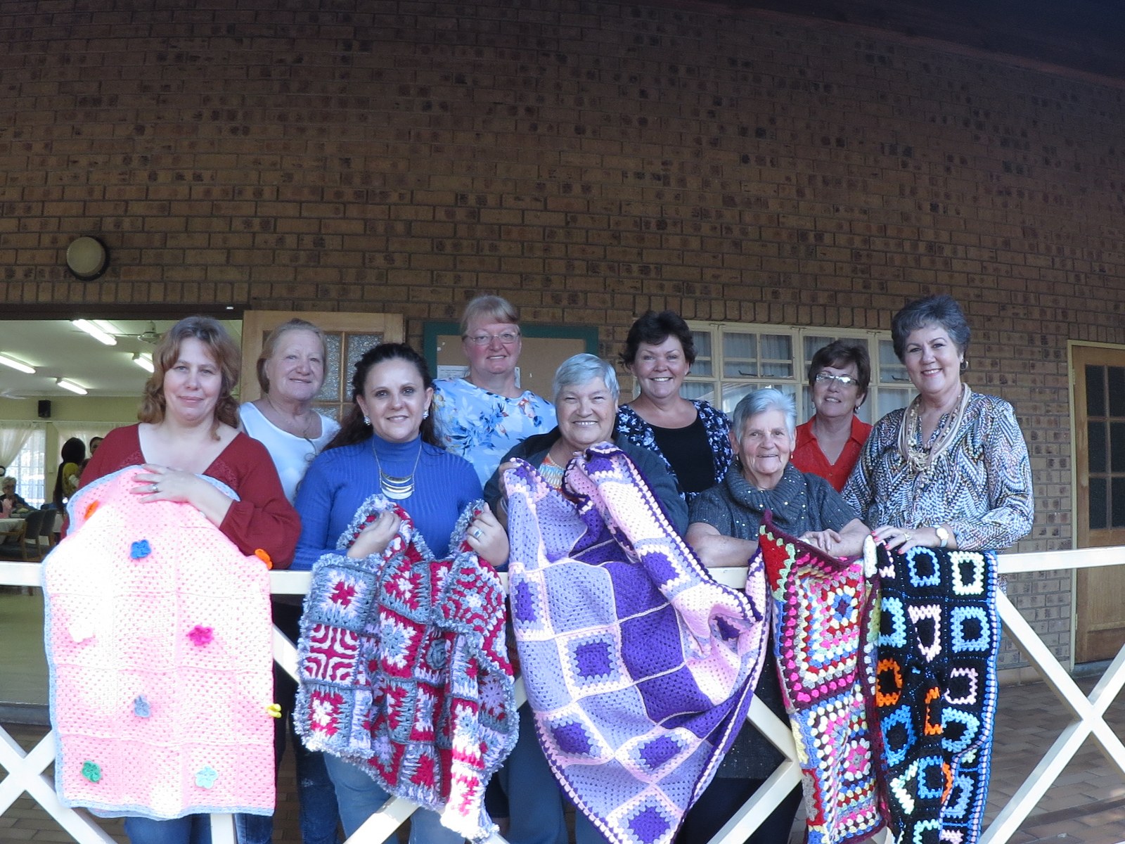 Vroue span hekelpenne in om seniors warm te hou die winter