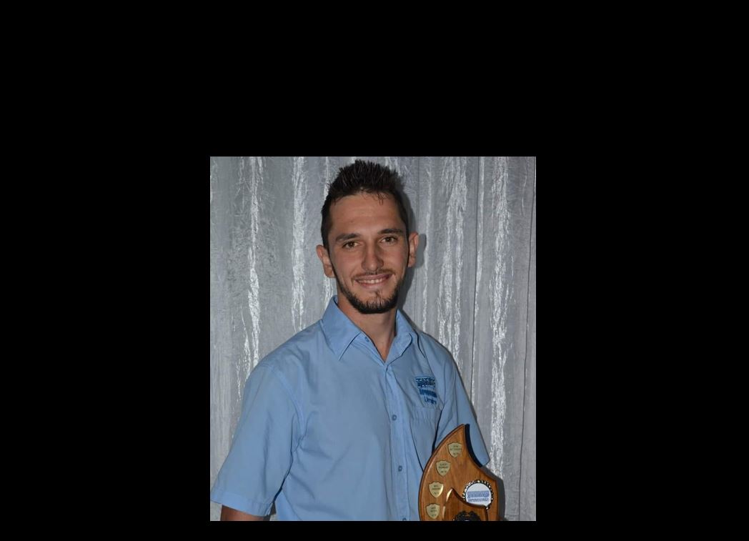 Jong onderwyser blink uit ondanks uitdagings